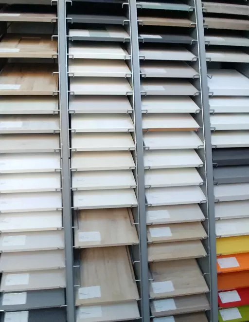 Espositore con varie essenze lignee e laminati di vari colori